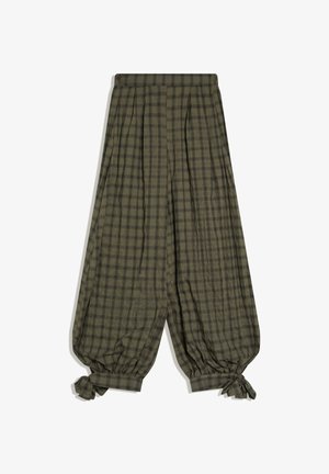 Voľné kárované nohavice olivovo zelenej farby so stiahnutými lemami previazanými na mašľu, s vysokým pásom a širokými nohavicami, položené naplocho na bielom pozadí.