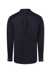 Marineblauw overhemd met lange mouwen in een textuurstof, met een rugplooitje, opstaande kraag en knoopmanchetten. Eenvoudig ontwerp zonder patronen.