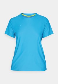 Blå atletisk t-shirt tillverkad av lättviktsmaterial, med korta ärmar, rund halsringning och en liten logotypdekoration på bröstet.