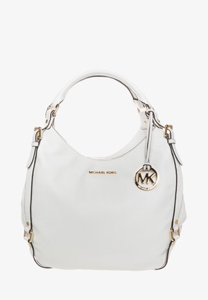 Sac à main en cuir blanc Michael Kors avec une poignée supérieure unique, plaque logo dorée et breloque ronde MK suspendue près de la poignée.
