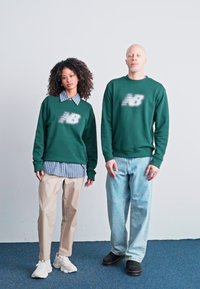New Balance GRAPHIC CREW UNISEX - Felpa - nightwatch green