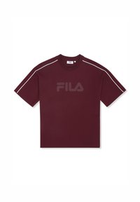 T-shirt rouge à manches courtes en coton avec un col rond. Présente des accents blancs le long des épaules et un grand logo Fila sur le devant.
