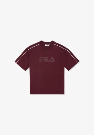 Bordeauxrotes T-Shirt mit kurzen Ärmeln aus Baumwolle und rundem Halsausschnitt. Verfügt über weiße Akzente an den Schultern und ein großes Fila-Logo auf der Vorderseite.