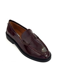Mocassino di pelle bordeaux con finitura lucida, caratterizzato da una punta cucita, una cucitura rialzata sul collo del piede e una suola in gomma nera.