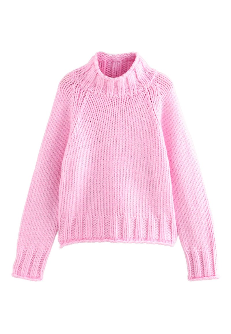Rózsaszín kötött pulóver magas nyakkal, bordázott mandzsettákkal és szegéllyel. Vastag textúrájú, látható varrásmintákkal, enyhén bő szabású.