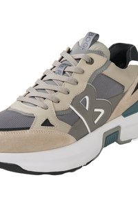 Beige og grå sneaker med en blanding af ruskind og mesh-materialer, med fremtrædende snørebånd, en polstret sål og geometriske accenter.