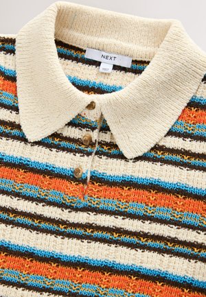 Gestricktes Polohemd in Creme mit Streifen in Orange, Braun, Blau und Gelb. Verfügt über einen strukturierten Kragen und drei braune Knöpfe zum Verschließen.