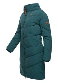 Tirkizni dugi puffer kaput s visokim ovratnikom, dijagonalnim tkanim uzorkom, bočnim džepovima i smešnim logotipom na rukavu. Zatvaranje na rajsferšlus.