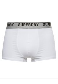 Boxer shorts blancos hechos de una tela suave con un diseño ajustado. Presentan una cinturilla elástica gris con el texto negro "SUPERDRY".