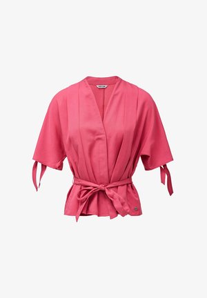 Růžová blůza s překřížením a výstřihem do V, širokými rukávy a uvázaným pasem. Obsahuje sklady a malou logovou aplikaci na lemu. Hladká textilie.