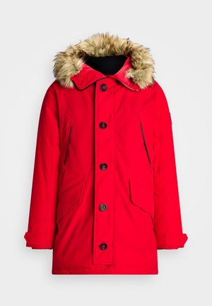 Parka d'hiver rouge vif avec boutons noirs, deux poches avant et capuche doublée de fourrure, présentée sur un fond uni.