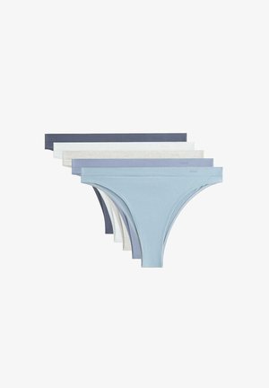 Sada piatich dámskych tanga nohavičiek v rôznych farbách: tmavomodrá, svetlosivá, biela, svetlomodrá a bledomodrá; hladká tkanina a tenký pásik v páse.