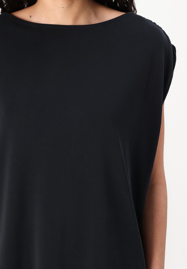 VMELA - Basic T-shirt2