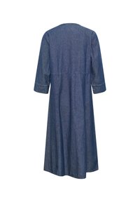 Jeansklänning i mörkblått med trekvartslånga ärmar, rund halsringning och en samlad midja, med en flödande kjol och en mjuk textur.