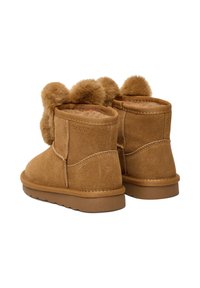 Brązowe zamszowe botki na kostkę z okrągłym noskiem, ozdobione miękkim futerkiem z tyłu oraz gumową podeszwą. Widoczne są subtelne detale przeszyć.