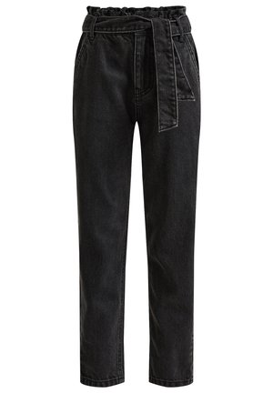 Czarne dżinsowe spodnie z wysokim, falbaniastym pasem i materiałowym paskiem. Posiadają boczne kieszenie oraz prosty krój nogawek. Teksturowana powierzchnia materiału.