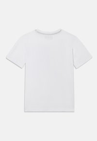 Hvid bomuld t-shirt med korte ærmer. Simpelt, rent design uden synlige mønstre eller grafik. Blød tekstur, rundet halsudskæring.