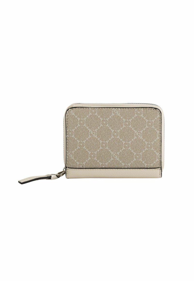 Cartera beige con un exterior de tela estampada, cierre de cremallera, acentos de cuero suave y una correa para la muñeca que facilita su manejo.