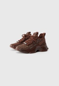 Sneaker athletic in pelle marrone con tomaia in rete caratterizzata da un motivo geometrico e dettagli riflettenti. Suola in gomma testurizzata e design con lacci.