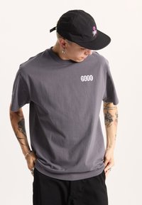 Vans EARTHBOUND LOOSE FIT - T-Shirt print - black