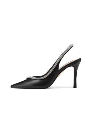 Pump slingback in pelle nera con punta affusolata, caratterizzato da un cinturino decorato con strass e un tacco sottile. Texture liscia, design elegante.