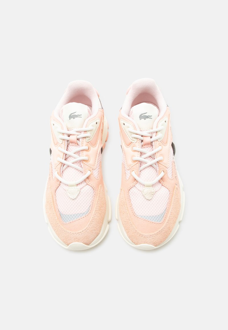 Coppia di sneakers rosa e bianche con lacci, pannelli in rete e camoscio, viste dall'alto su uno sfondo chiaro e uniforme.