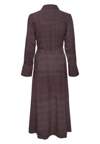 Długa sukienka w ciemnym fioletowym kolorze z kołnierzem, długimi rękawami i marszczonym stanem. Charakteryzuje się teksturowanym geometrycznym wzorem.