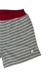 Shorts a righe grigie e bianche con una vita di colore rosso scuro. Presenta un piccolo logo K-Way in basso a destra. Realizzati in tessuto morbido.