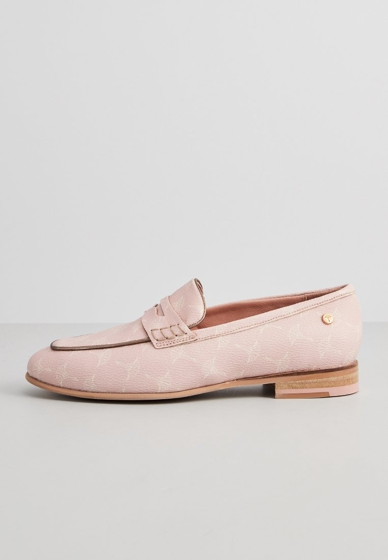 Mocassin en cuir rose avec petit talon en bois, coutures décoratives et motif embossé subtil sur une surface lisse, présenté en profil latéral.
