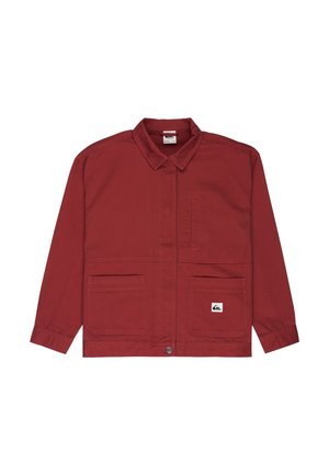 Veste rouge en coton épais avec un col, deux grandes poches avant et une poche poitrine. Elle comporte une fermeture à boutons et un détail logo.