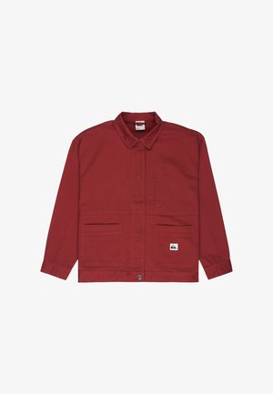 Rood, zwaar katoenen jack met een kraag, twee grote zakken aan de voorkant en een borstzak. Voorzien van een knoopsluiting en logodetail.