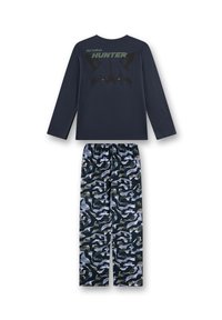 Langsleeve marineblauw top met de opdruk "NATURAL HUNTER", gecombineerd met een patroon van joggerbroeken in groen, blauw en grijs camouflage ontwerp.