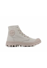 Sneaker alte beige in canvas, con suola in gomma testurizzata, punta tonda e patch logo sul lato.