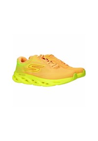 Heldere oranje sport schoenen met gele accenten, mesh bovenwerk, gestructureerd oppervlak en een gevoerde zool met uitsparingen voor flexibiliteit.