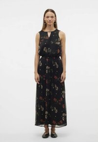 Abito maxi nero con motivi floreali in tonalità di rosso e beige; design senza maniche, vita stretta, materiale trasparente e scollatura a chiave.