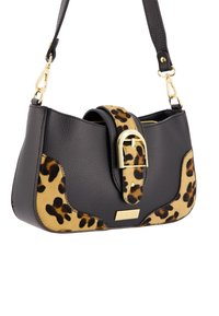 Zwarte leren handtas met luipaardprint accenten, gouden hardware, een gesp detail en een verstelbare schouderband. Glad en textuur oppervlaktes.