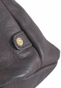 Borsa a mano in pelle grigia con texture morbida, caratterizzata da un dettaglio con bottone dorato e cuciture a contrasto lungo i bordi.