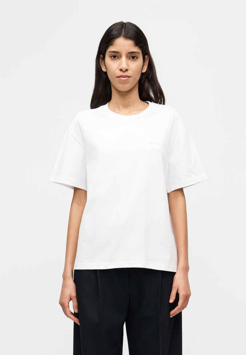 Λευκό βαμβακερό T-shirt με στρογγυλή λαιμόκοψη και κοντά μανίκια, με μικρό λογότυπο στην πάνω αριστερή πλευρά του στήθους.