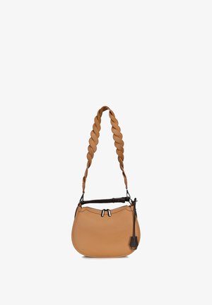 Torba za rame od smeđe kože s ispletenim remenom, zatvaranjem na patentni zatvarač, glatkom teksturom i uklonjivim ukrasom u obliku resica. Kompaktni i zaobljeni oblik.