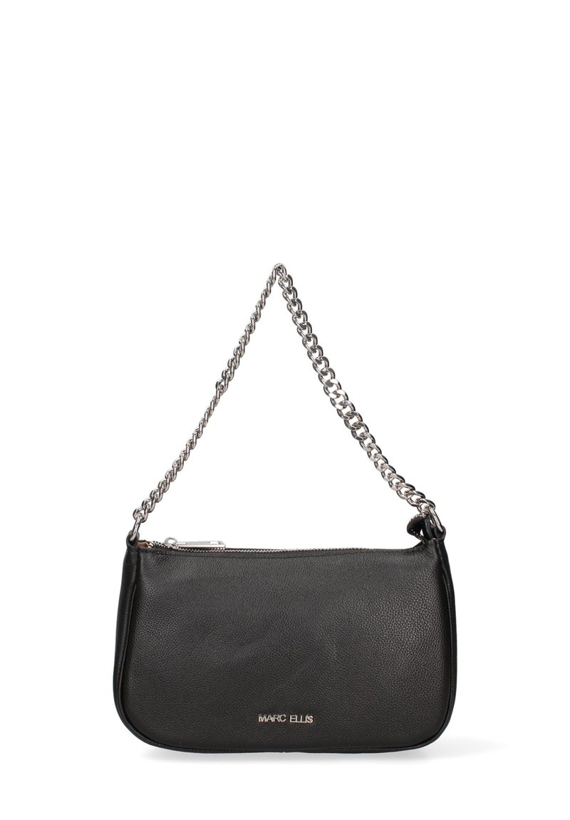 Borsa a tracolla in pelle nera con una finitura texturizzata, forma slim, tracolla in catena argentata e chiusura con zip. Presenta il logo impresso sul davanti.