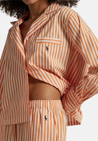 Zestaw piżamy w paski w kolorach pomarańczowym i białym, składający się z koszuli na guziki z kieszonką oraz szortów z elastycznym pasem, ozdobiony haftowanym logo.