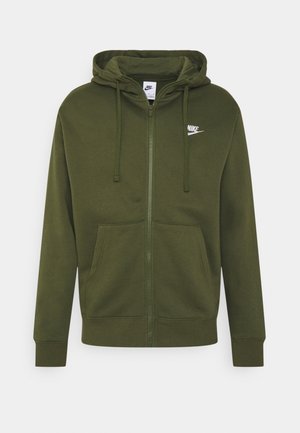 Olivengrøn Nike lynlåstrøje med snøretrækshætte, forlommer og hvidt Nike-logo på venstre bryst.