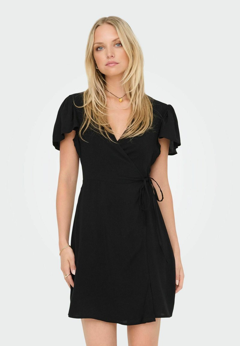 Vestido negro ajustado hecho de tela ligera, con mangas cortas con volantes, escote en V profundo, cinturilla ajustable con lazo y una sutil silueta en A.