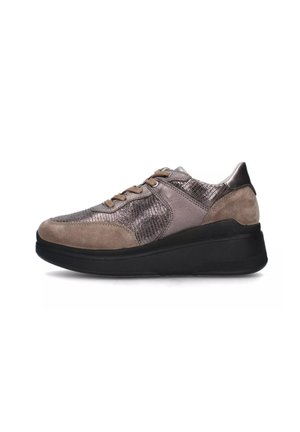 Sneaker grigi con una combinazione di suede testurizzato e mesh lucido. Punta rotonda, chiusura con lacci e suola in platform nera.