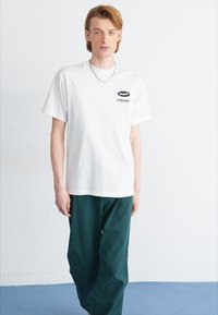 HUF GREDDY TEE - Apdrukāts T-krekls - white