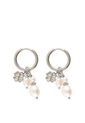 Orecchini a cerchio in argento con ciondolo a quadrifoglio pendente e tre perle bianche di diverse dimensioni.