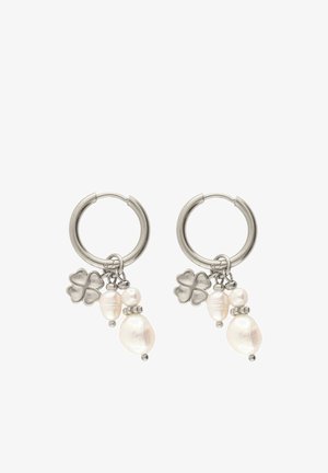Pendientes de aro de plata con colgante de trébol de cuatro hojas y tres cuentas de perla blanca de tamaños variados.