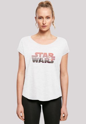 Hvit t-skjorte med korte ermer og rund hals, prydet med et grafisk trykk av "STAR WARS" i lagvis rosa og grå tekst.