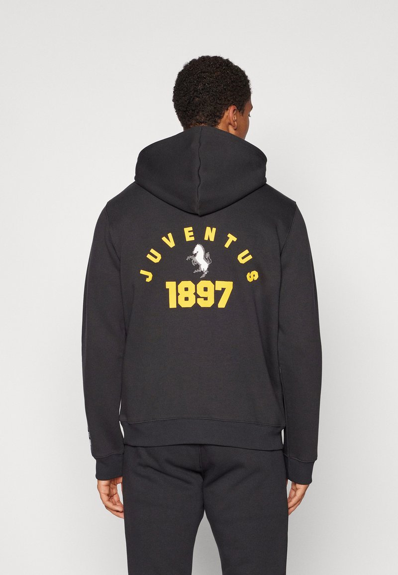 Svart hoodie i bomull med en stor gul "JUVENTUS" och en vit hästlogotyp med "1897" på baksidan. Mjuk textur, normal passform.