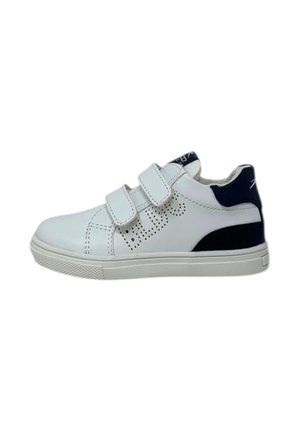 Sneaker bassa bianca con due strap in velcro, dettagli perforati sui lati e accenti blu navy sul tallone e sulla linguetta.
